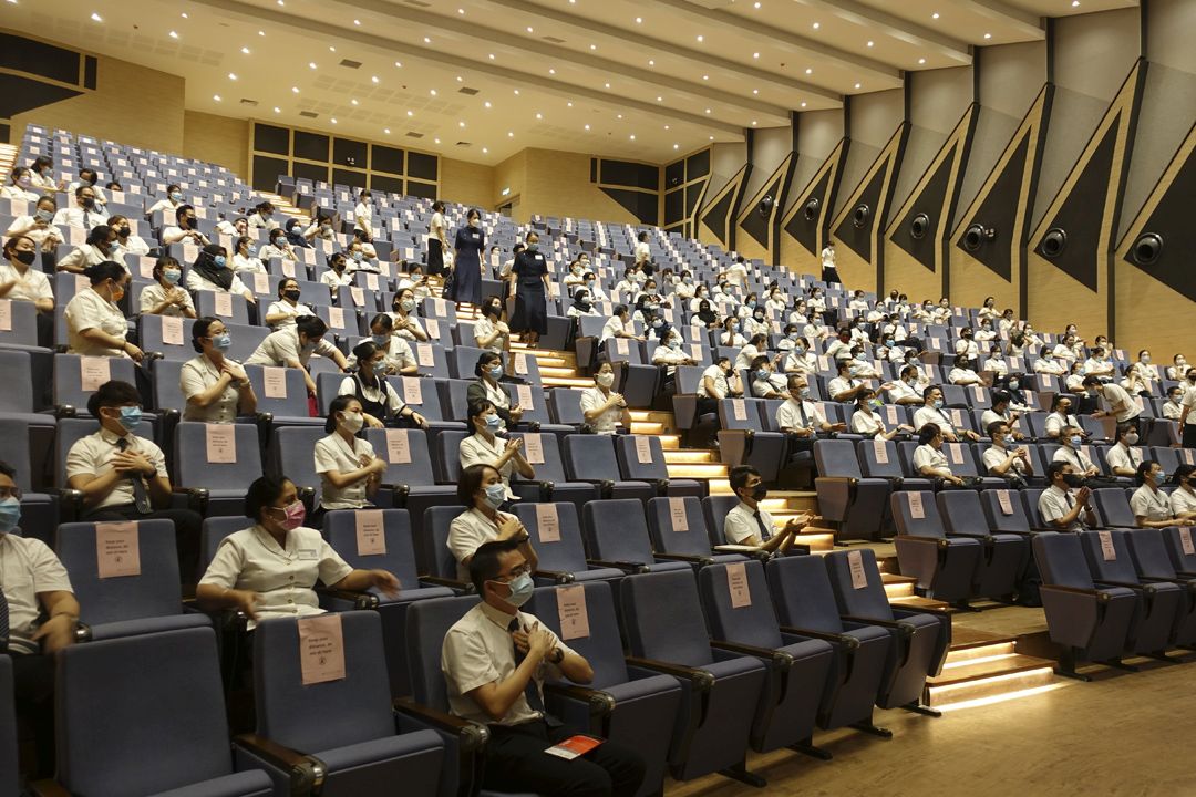 慈济国际学校一周年庆不大肆庆祝。虽然低调，但庆典一点也不失温馨，充满了感动与祝福，意义非凡。 【摄影：李文杰】