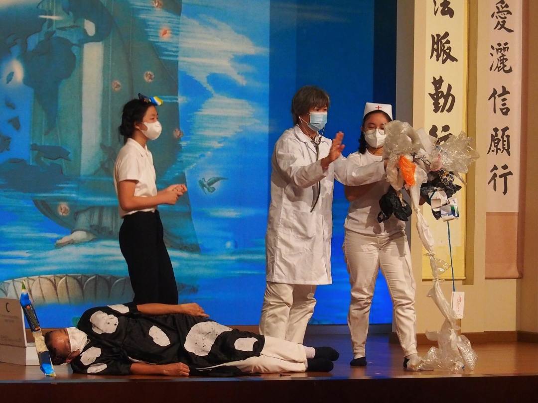 慈少班呈献以环保为主题的哑剧。医生为母牛看病，原来母牛的肚子里全是人们丢弃的塑料垃圾，这是个让人人都要深思的问题。【摄影：李志强】