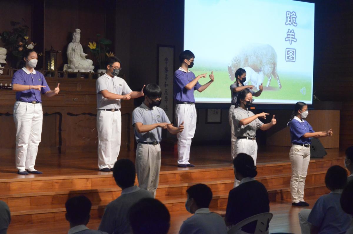 七位慈少代表手语演绎〈跪羊图〉 ，为万众期待的浴足环节拉开序幕。【摄影：何嘉睿】