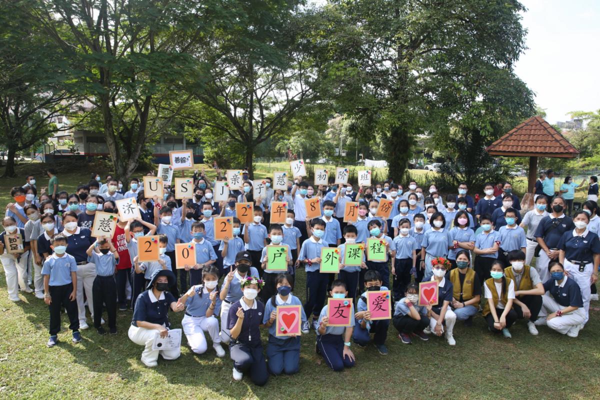 亲子班及慈少初阶班的同学在P3KU城市菜园进行以“友爱”为主题的户外课程。学员们通过游戏和园艺体验，学习和身边的人以爱相待，互相信任。【摄影：佘桂荣】