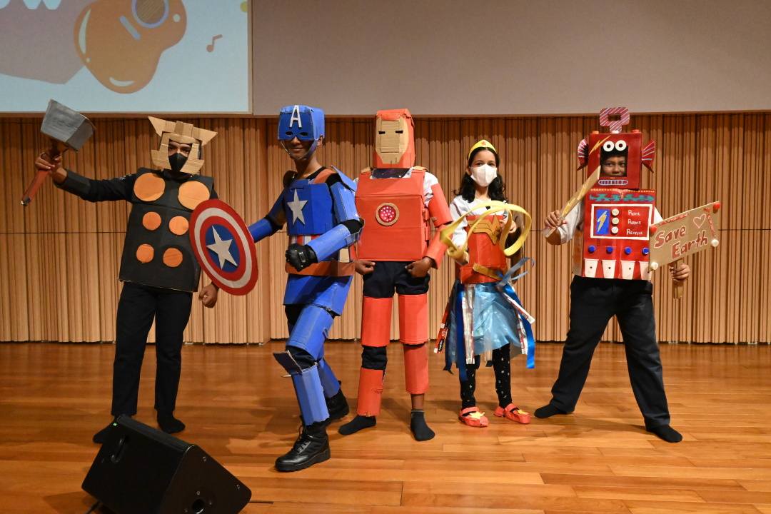 	服装秀的作品皆由学生发挥创意，以环保资源精心设计和制作而成。第一组的学生装扮成“超级英雄” 出场，可爱又富有创意。【摄影：饶瑞泙】