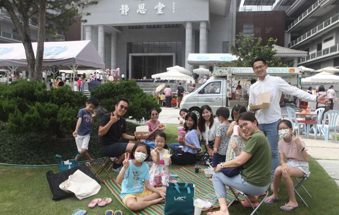 More than 2,000 members of the public were attracted to the Midori Market with 33 stalls selling plant-based food and eco-friendly products, thereby experiencing a green lifestyle. [Photo by Zoe Cheah Xin Min]