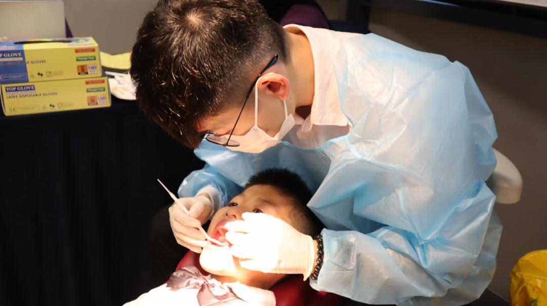 牙医叔叔耐心检查，学生们虽然难免会感觉到不安，可是还是给予百分配合。 【摄影：郭晓祯】