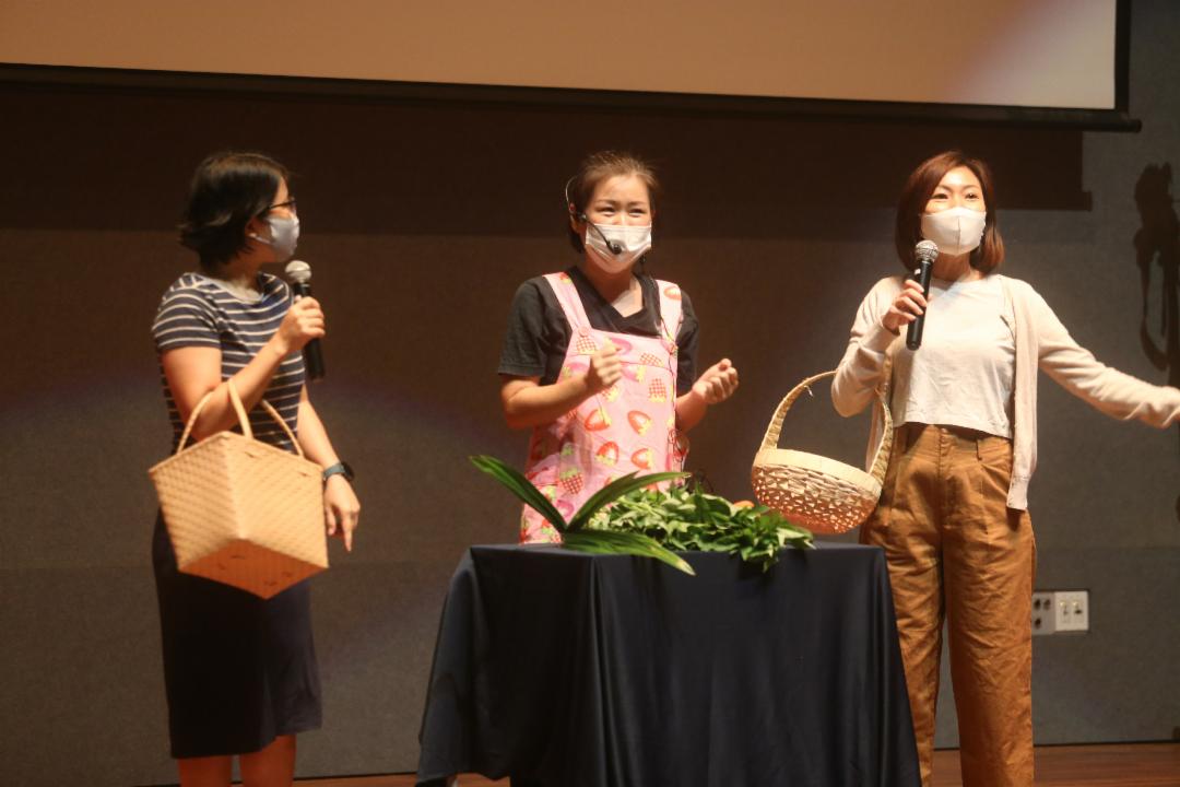 小学老师们以话剧方式演出“竹筒岁月”的缘起，引导学生行善的初发心。 【摄影：庄贵贺】