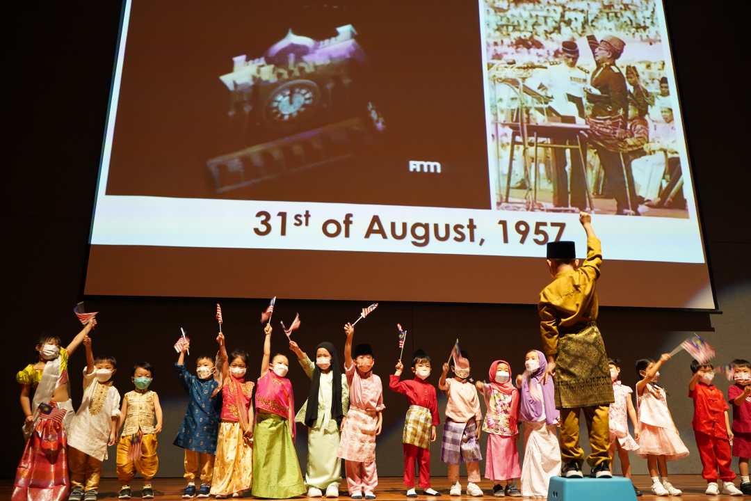 慈济国际学校幼儿园第一学期成果展。图为五岁班的学生演绎马来西亚独立的历史演变。【摄影：伍诗昱】	