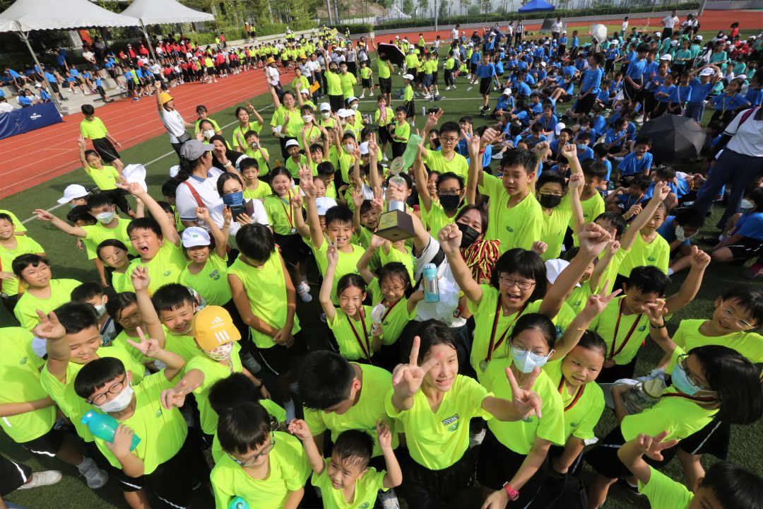 因下雨而暂停的小学部运动会改期在7月28日进行，黄队获得步操队冠军，师生们努力共创美好的回忆，圆满了今年的小学部运动会。 【摄影：庄贵贺】