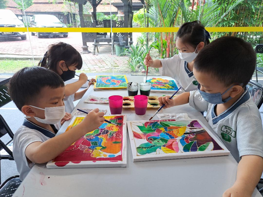 小孩的世界是五彩缤纷的，无拘无束的想像完美呈献在孩子的作品中。 【摄影：陈仪华】