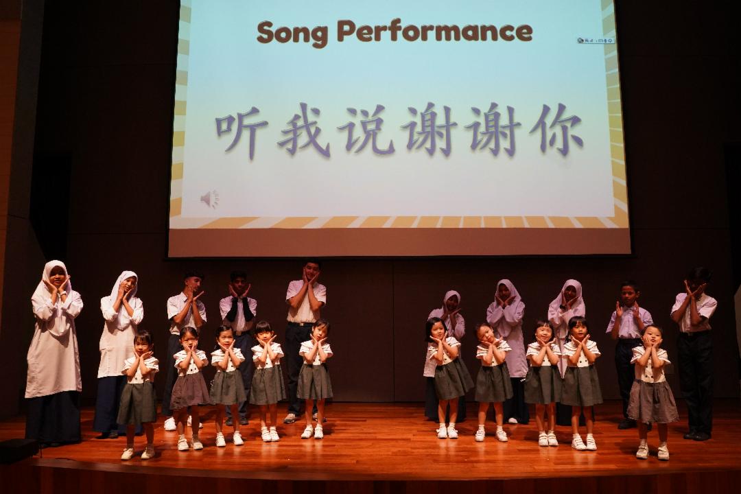 慈济国际学校幼教的孩子与慈济合心教育中心的孩子第一次同台表演。【摄影:吴愫宴】 慈济国际学校幼教的孩子与慈济合心教育中心的孩子第一次同台表演。【摄影:吴愫宴】