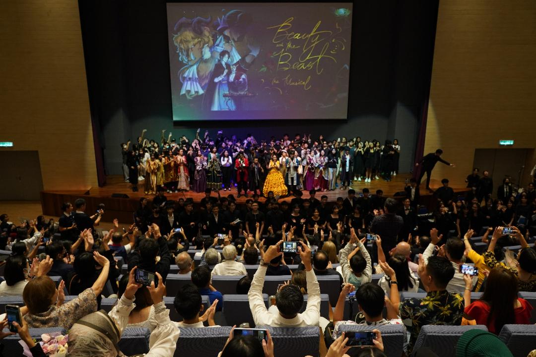 舞台剧落幕了，观众收获了一场精彩舞台剧、老师收获了学生的成长和进步，家长收获了自豪与感动、参与的学生收获了生气勃勃、灿烂、多姿多彩的青春记忆。 【摄影：伍诗昱】