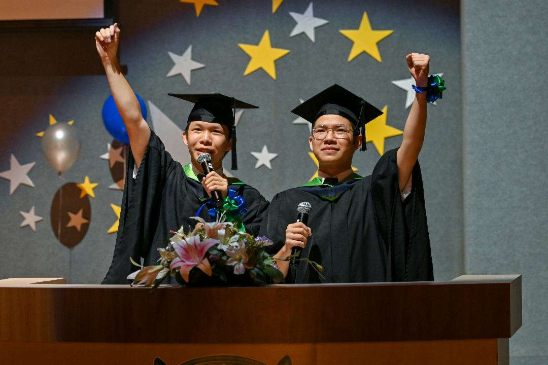 谢融洲（左）和叶子扬（右）代表毕业生致辞，句句出自肺腑。除了感恩老师，慈懿爸妈和家人，也娓娓道出这四年的成长歴程。 【摄影：颜伟明】