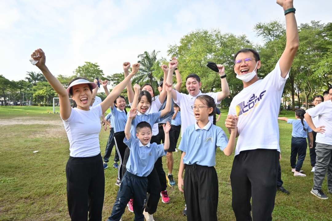 高举双手欢呼胜利，班妈妈许冬菱（左一）开心地说道：“很不错的亲子体验，家长之间也能加深了解，增进感情。尤其在游戏过程看到孩子们散发的魄力。【摄影：许（音包）玲】