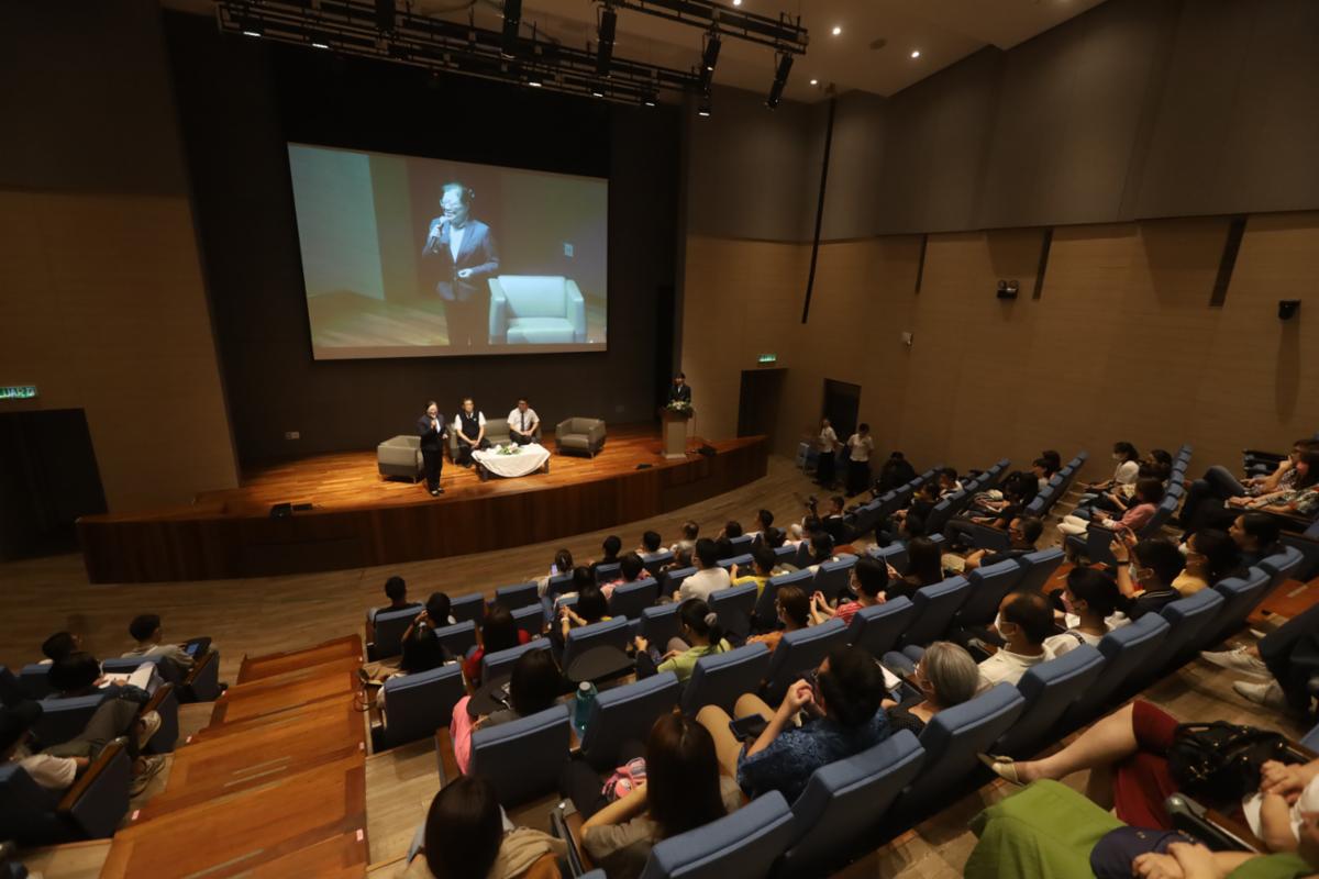 李玲惠校长、叶宜宣老师、许峻嘉副院长和郭又铭国际长莅临吉隆坡慈济国际学校，分享在数码时代的洪流中，家长可以如何打开幸福家庭密码。 【摄影：庄贵贺】