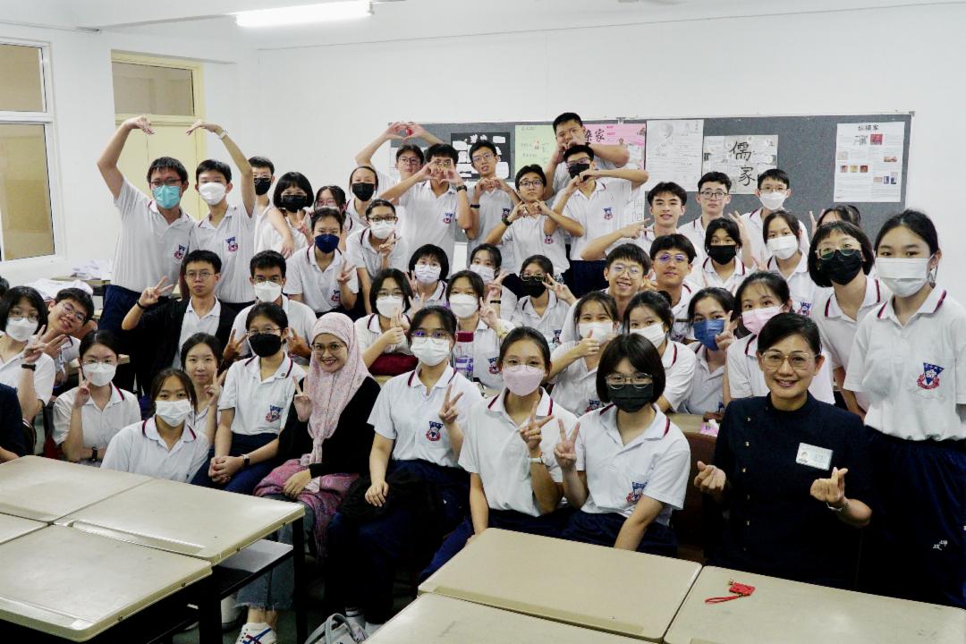 慈济志工应邀走进坤成中学分享人文课，为新生代启动善念循环的良能，发挥生命的价值。 【摄影：许国进】