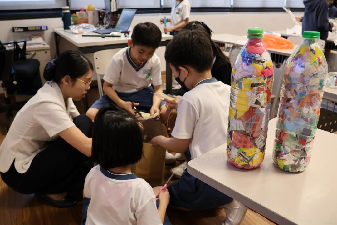 学生收集家里要丢弃的塑料。老师带动学生一起制作环保砖，给予塑料“第二次”生命。 【摄影：黄莉燕】	