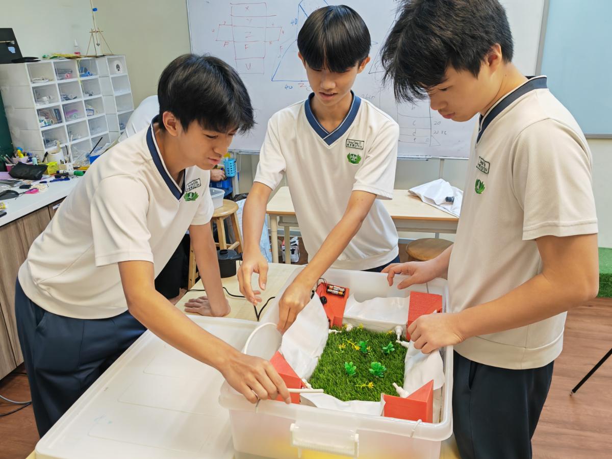 方瀚锦、钟承毅和叶释杰精益求精，善用每次比赛吸取的经验和知识，尝试各种方案，不断改善作品，利用课余时间讨论和尝试。 【摄影：刘玉丽】