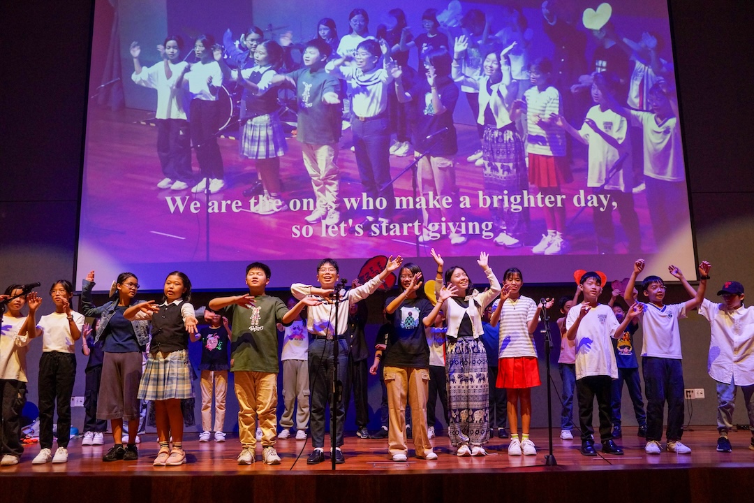 藉由经典歌曲〈We Are The World〉，传递跨越界限、互助互爱的力量，鼓励大家相信每个人都能改变世界，为需要帮助的孩子带来希望。【摄影：吴崇民】