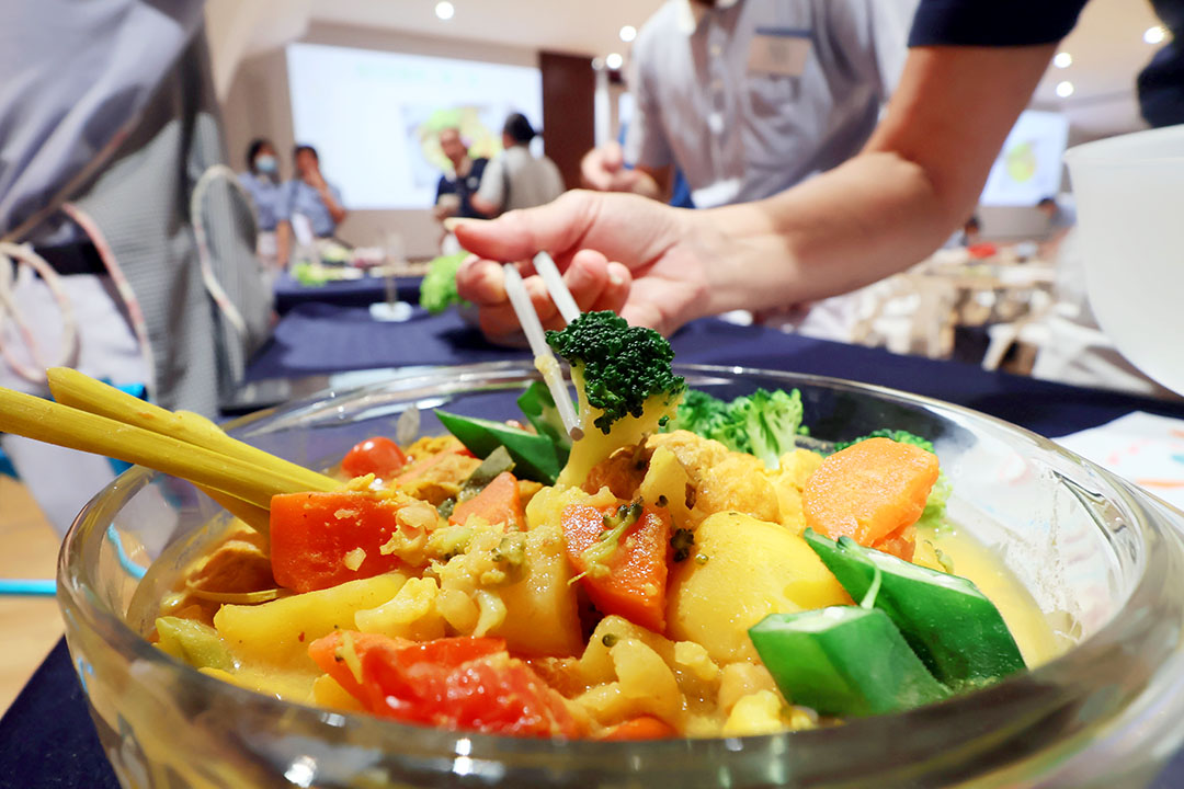 由青少年亲手烹调，美味可口的咖喱炖菜出炉啦！【摄影：倪文正】