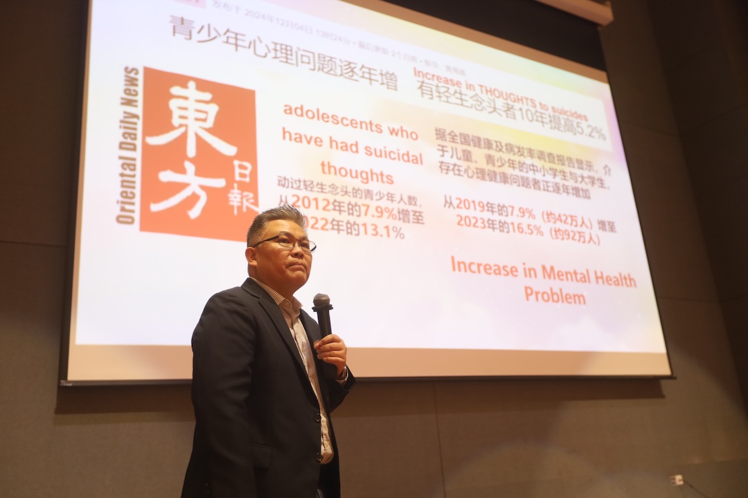 活动由“师公上人奖”得主的爸爸江锦兴（诚钦）先生主讲“新时代的年轻人面对新时代挑战，父母如何破局”讲座。他强调父母需从"警察"转型为"医生"，给予引导而非命令，尊重孩子建立自己社交圈子的自然过程，同时作为陪伴者提供必要引导。【摄影：庄贵贺】