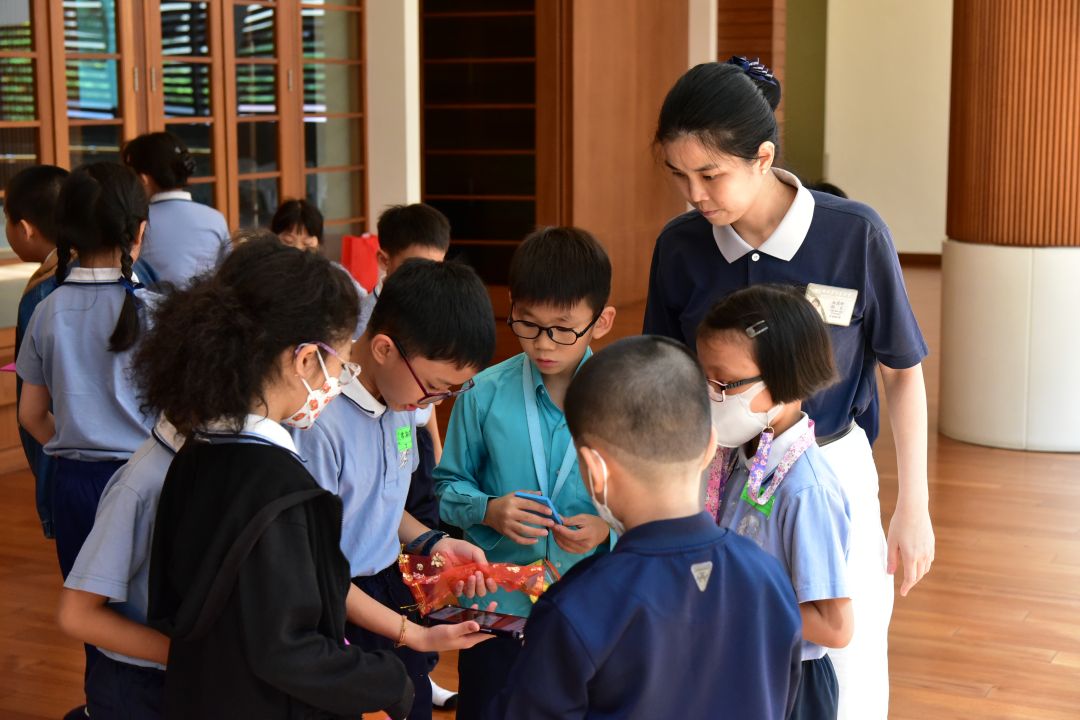 在欢笑与挑战交织的活动中，孩子们走进了另一个世界。他们学会合作、体会不足和愿意分享。【拍摄：李伟建】