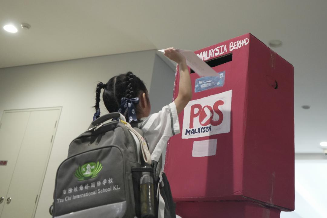 幼教老师们亲手制作模拟邮筒，家长们都让孩子体验寄信，同时见证父母写家书给爷爷奶奶，实践爱的行动。 【摄影：王秋諰】