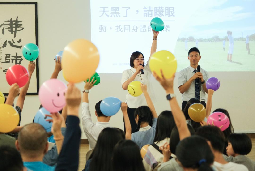 来自台湾的慈济志工陈宥宪（右），以自身生命的转折，为超过千位中学师生、慈济教联会的老师们与青年学子，带来一场场触动心灵的分享。 【拍摄：陈德铭】