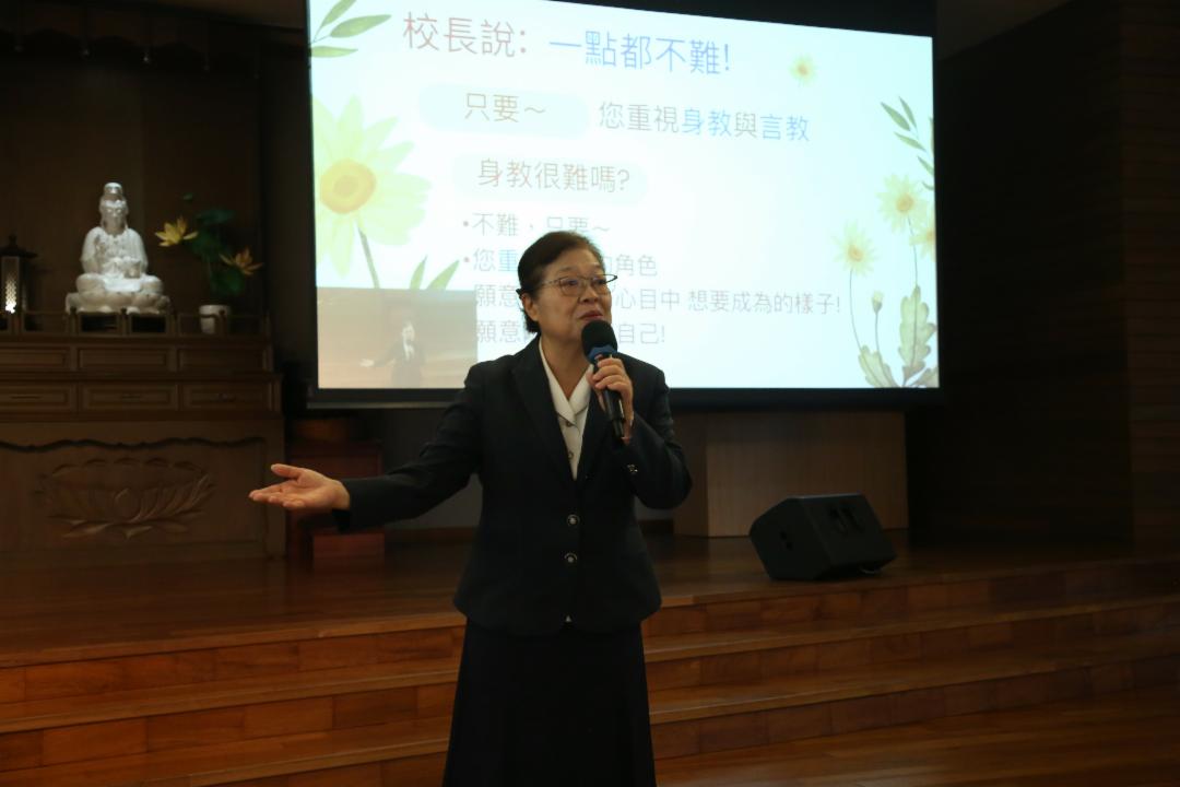 在“如何成为人文飘香的大爱妈妈”讲座中，李玲惠校长强调，成为大爱妈妈并不难，只需具备两个简单的条件，即“心中有爱”和“愿意学习”。 【摄影：颜锦源】