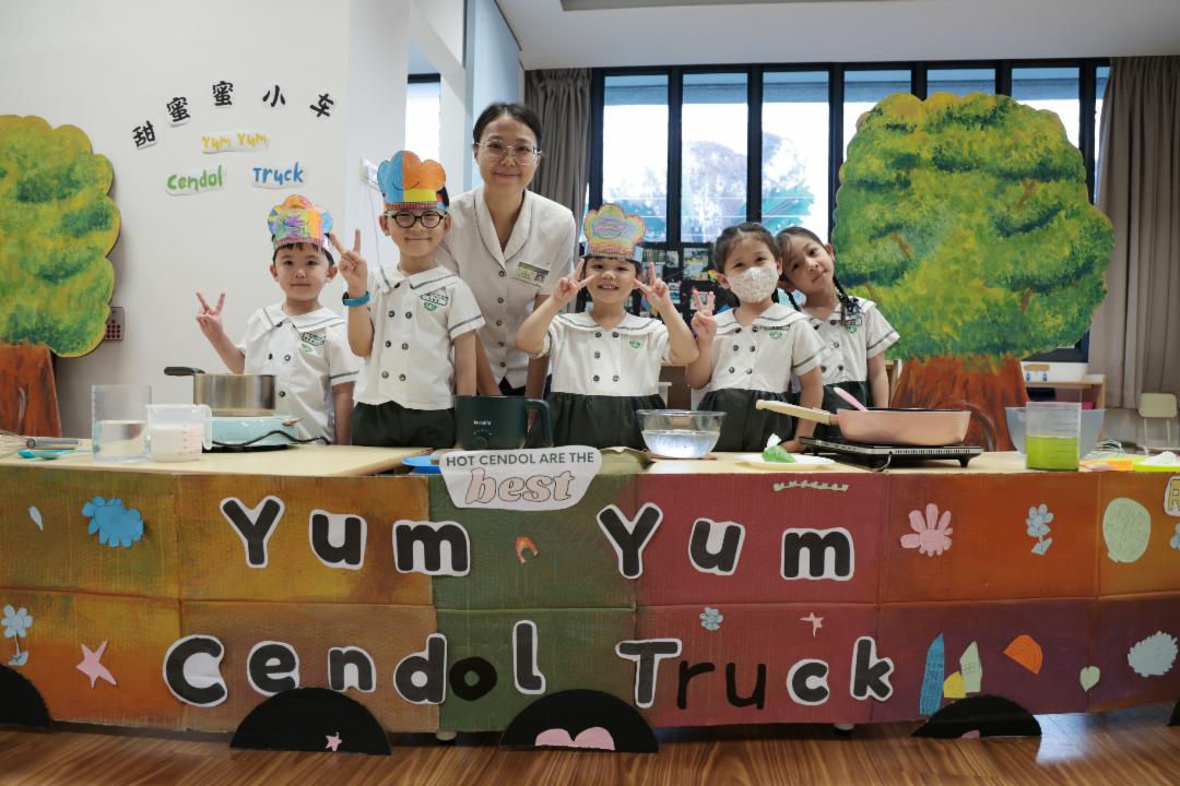 煎蕊(Cendol)餐车启动！五岁信心班小朋友准备了煎蕊菜单和煎蕊历史故事，还会亲手制作煎蕊请大家吃。【摄影：黄莉燕】	