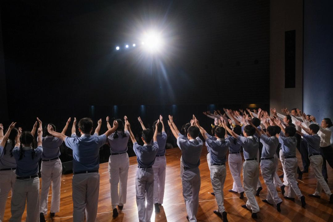 《浩瀚父母恩》舞台剧以佛典《父母恩重难报经》为本，全剧由八首曲目另加〈跪羊图〉和〈最美的笑容〉编剧而成，犹如一场生命旅程。【摄影：林振胜】