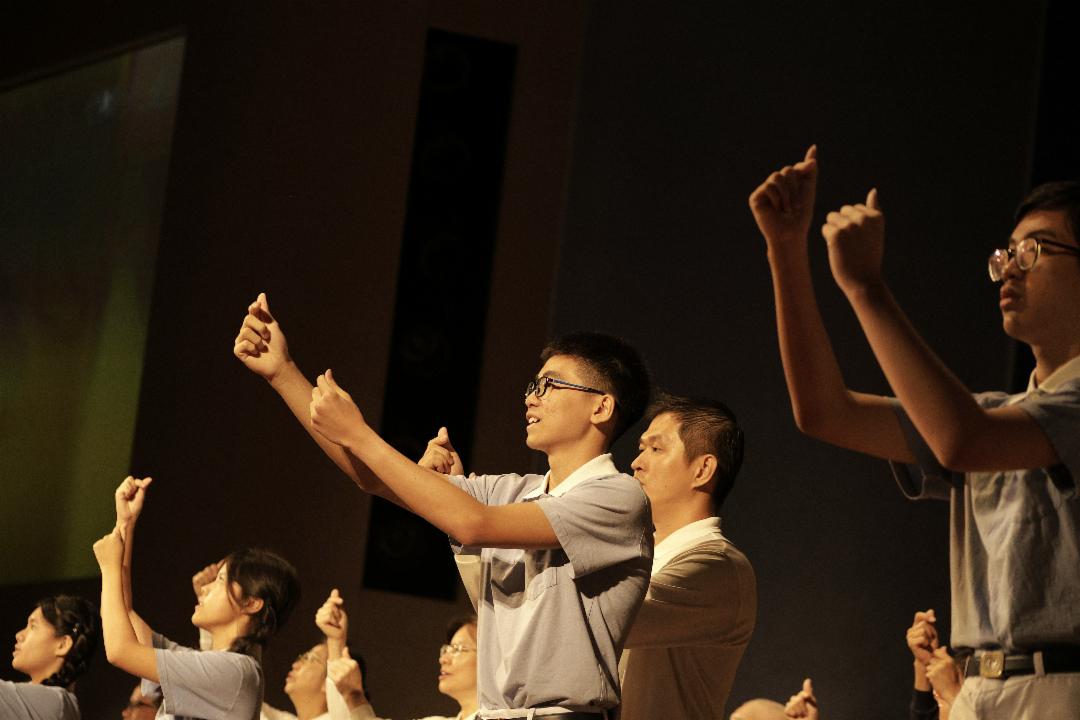 许毅哲在舞台上充满自信、全情投入演绎的瞬间，手语动作意味着他对孝道的坚定：“行孝不能等！”【摄影：郑智安】