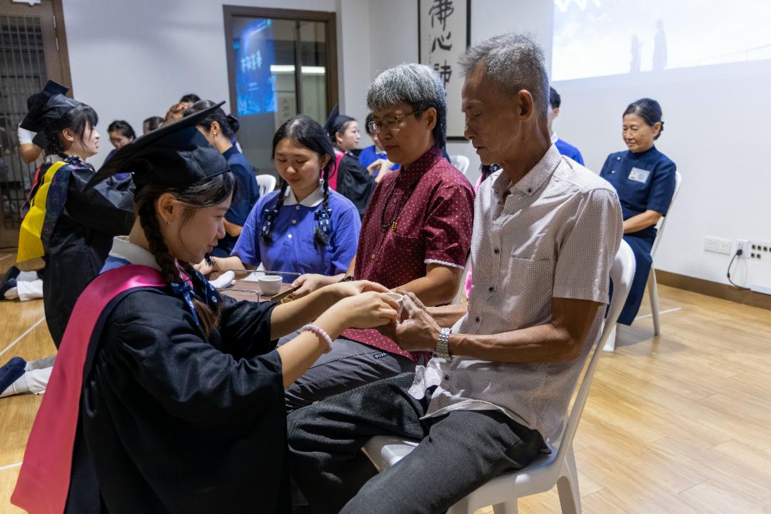 孩子们跪地恭敬地为父母奉上一杯温热的茶。父母接过茶杯时喝下的，不只是茶香，更是孩子长大的印记。【摄影：叶恩汉】