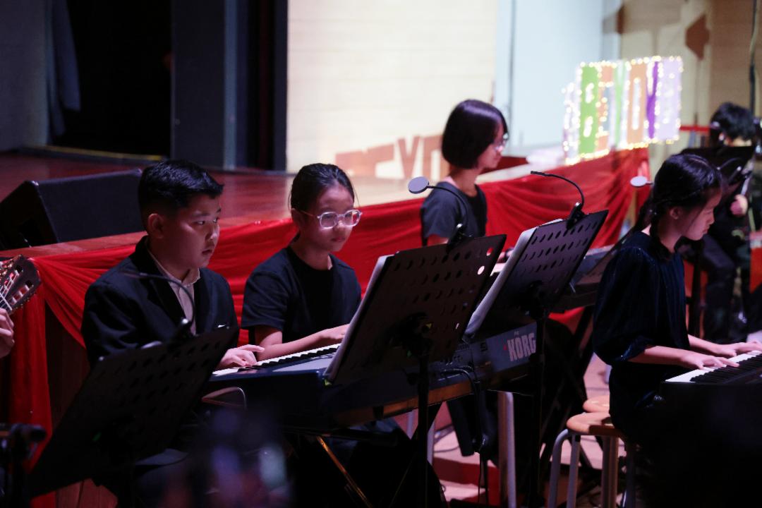 学校举办年终音乐会的主要目的，让学生探索音乐表演的可能性，建立自信心以及培养团队合作精神。 【摄影：黄莉燕】