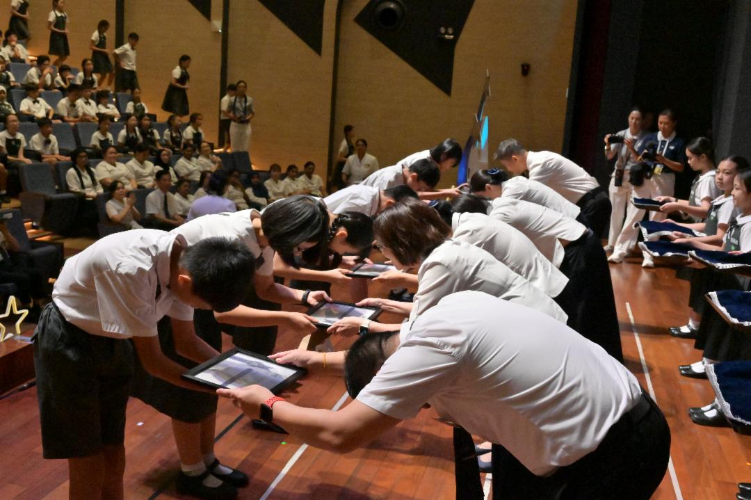 毕业生恭敬的从老师手中接过结业证书，心中满怀对老师与父母的感恩。【摄影：郑婉华】