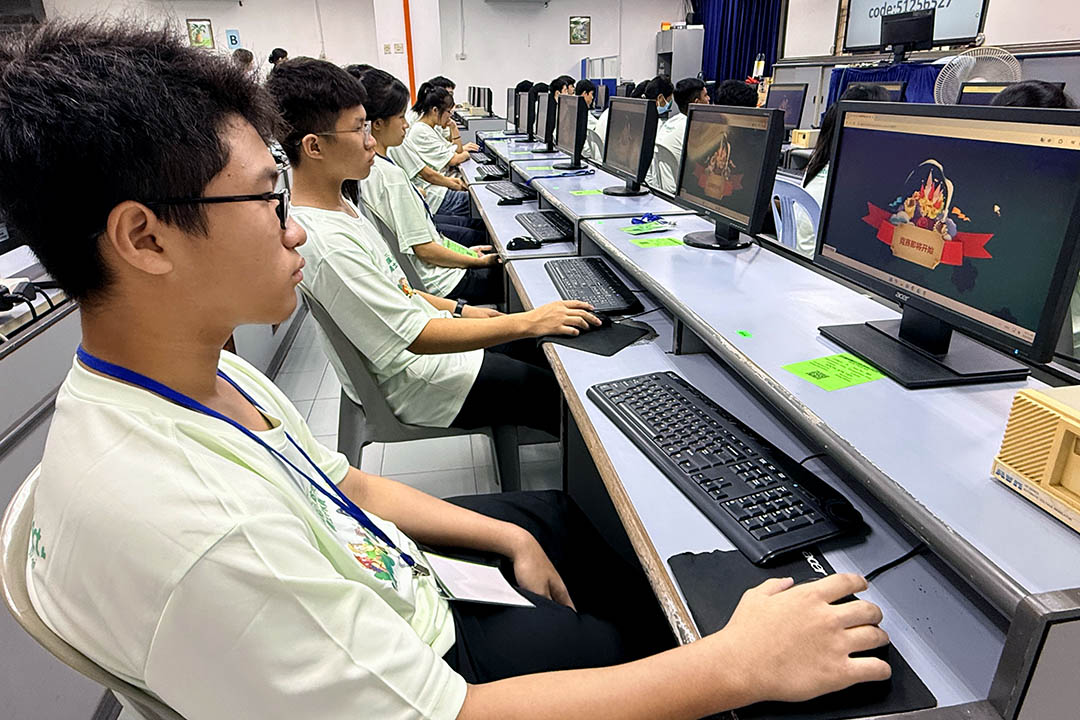 选手们在电脑室就座，静待比赛开始。【摄影：杨晓莉】