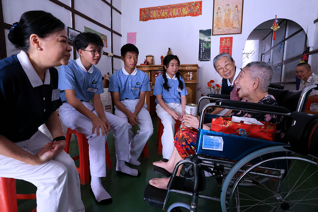 慈济照顾户陈爱莲阿嬷与慈少分享生活点滴。（右二起：陈婵娇、傅芮菡、杜昀皓、蔡政旺）【摄影：林美福】