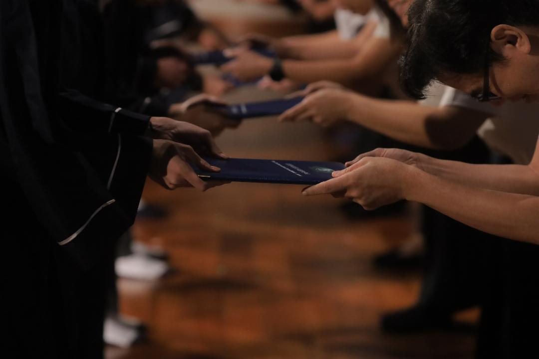 慈济国际学校第三届十一年级毕业生，五年成长，从青涩走向承担、由自我迈向利他；