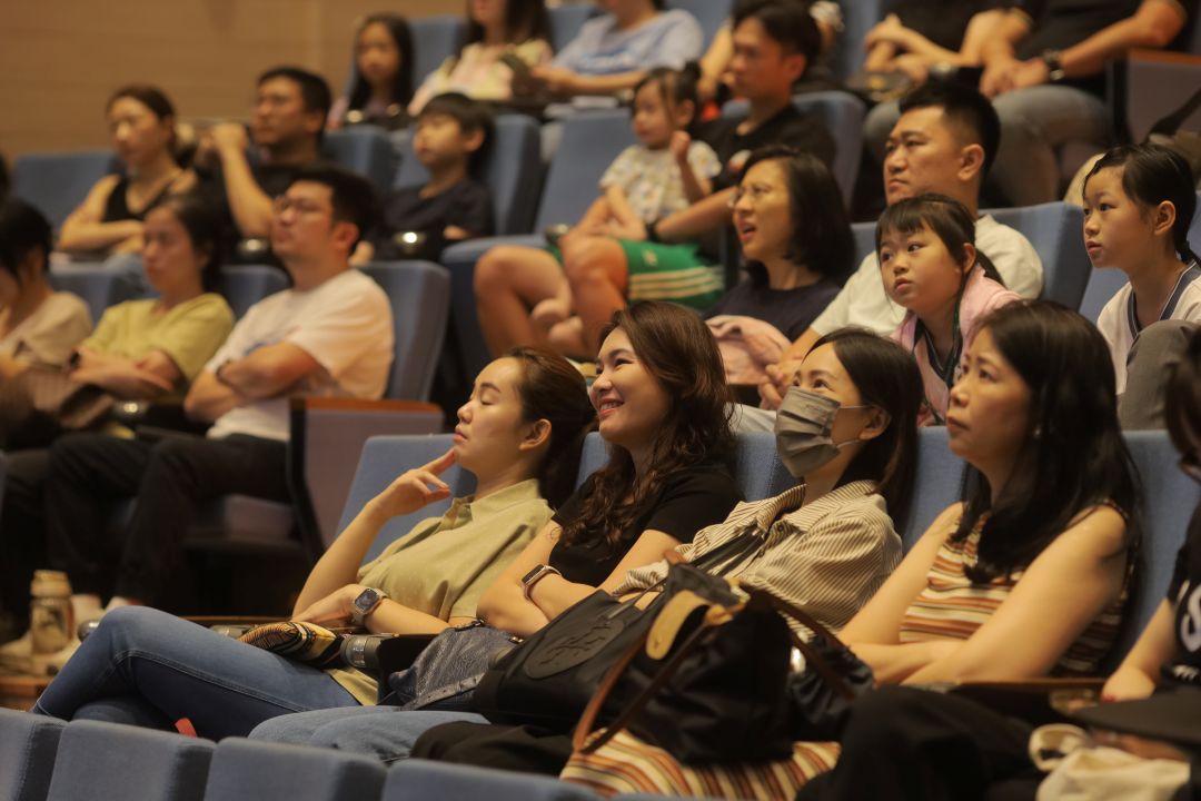 孩子踏入人生新的里程碑。当天，一年级家长的出席率格外踊跃，展现对孩子学习与适应的高度关注。【摄影：庄贵贺】