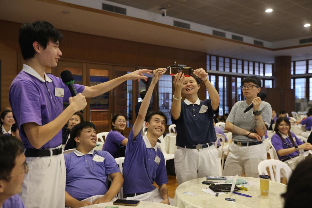 慈青参与“使命之桥”团队活动，在沟通、协调与彼此补位中完成挑战，从中体会干部不只要把事情做好，更要凝聚伙伴，从“我”走向“我们”。 【摄影：梁倩宜】