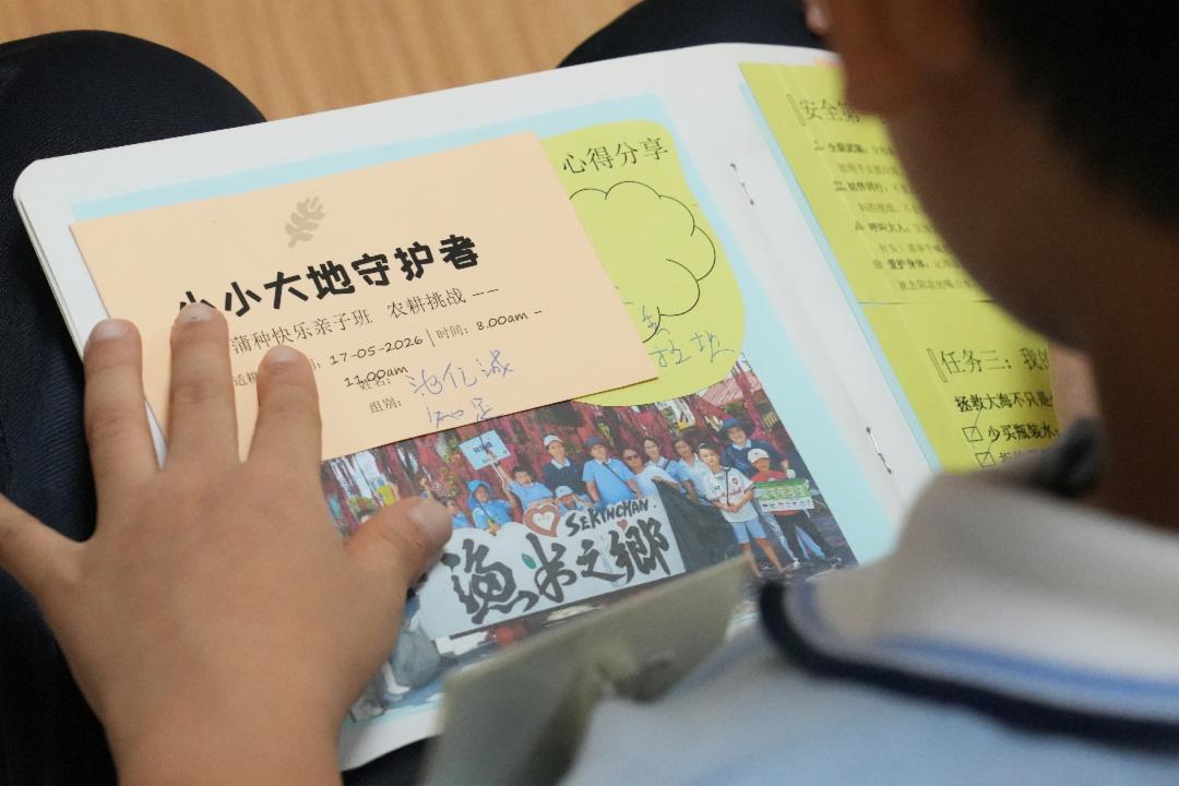 一本本用心制作的纪念册，承载的是孩子、父母与志工共同走过的珍贵回忆。 【摄影：胡冰冰】