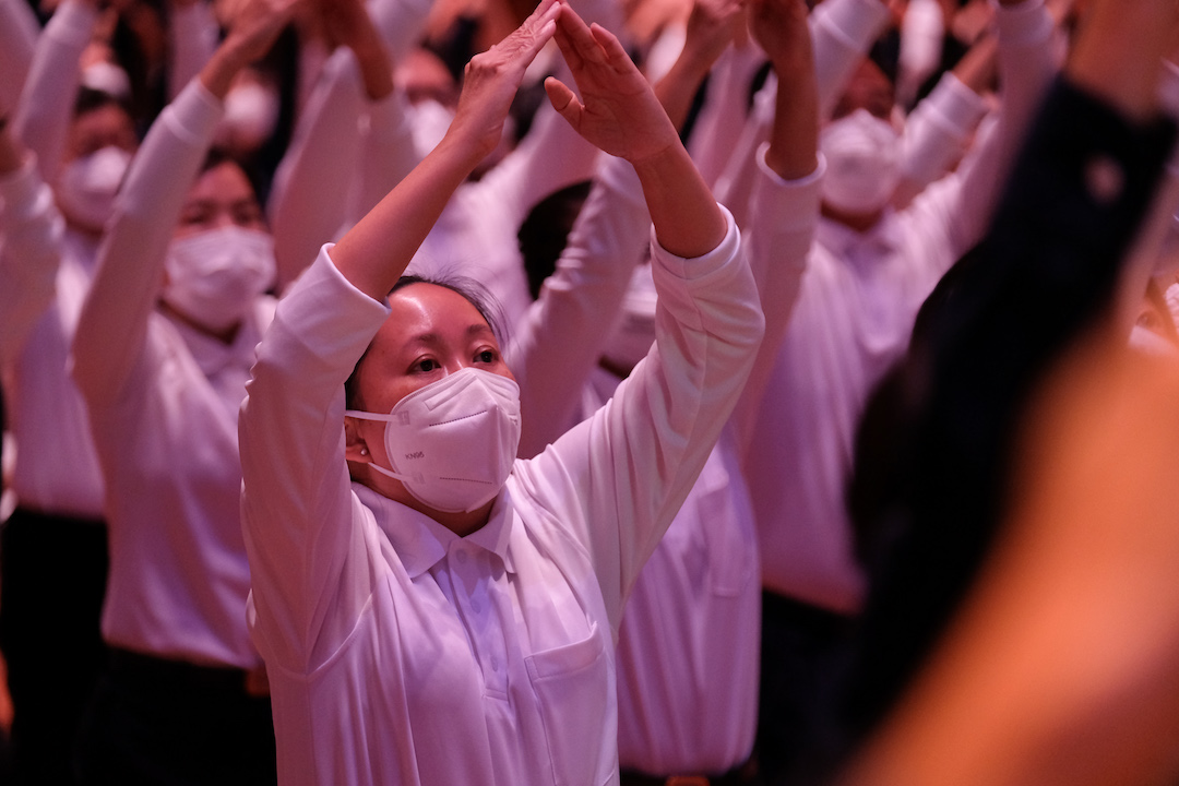 梁秀兰（前右一）说：“七年前已经错过了《法譬如水》经藏演绎，接下来不知道什么时候还会有因缘？我希望把入经藏当作一份礼物，送给上人。” 【摄影：林振胜】