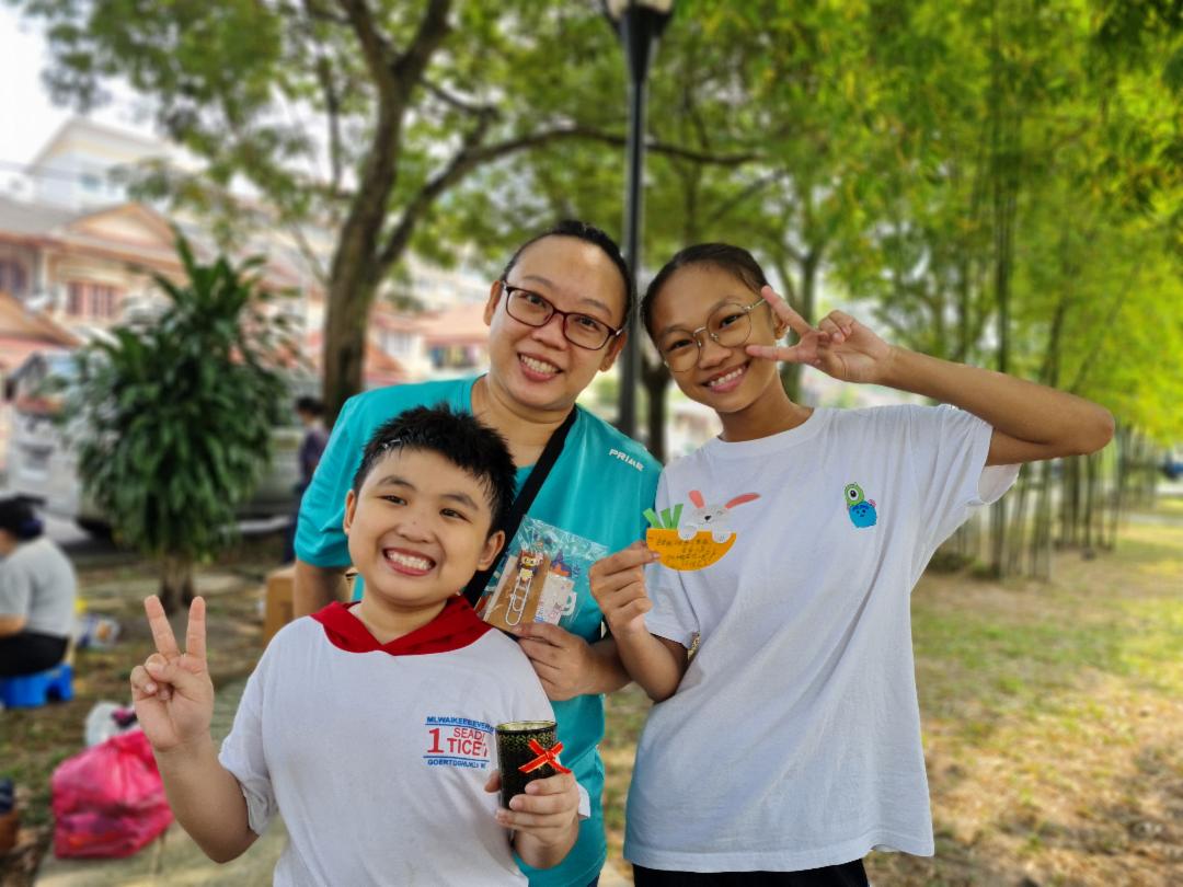 经历行过动管制令的艰辛时日，让凤仪更懂得关怀与疼惜亲人，特别是孩子，承担活动时都带在身边一起付出，陪伴他们成长。 【照片：杨玉萍提供】