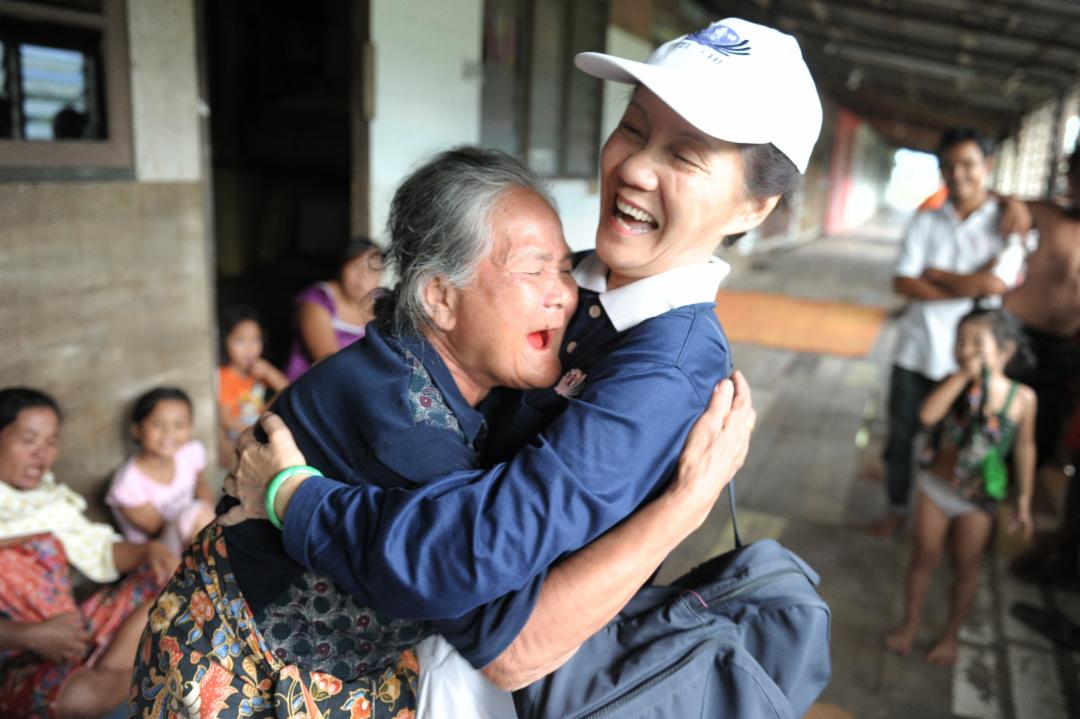 2015年年初水灾，刘莉莉参与水灾勘灾行动，关怀灾民，给予原住民婆婆一个大大的拥抱。 【摄影：陈佩莉】