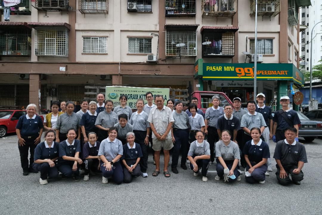 彭阿公感激志工的协助，圆满他三分二的心愿，清扫完毕，他特地和志工留影。 【摄影：林振胜】彭阿公感激志工的协助，圆满他三分二的心愿，清扫完毕，他特地和志工留影。 【摄影：林振胜】