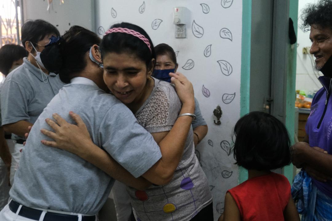 Zarinah (second from left), a Myanmarese refugee, is immigrating to the United States with her family. Tzu Chi volunteers organised a farewell tea party at her home prior to their departure, and she embraced volunteer Wong Pooi Wan, feeling reluctant to part with her. [Photo by Lim Chin Shein]