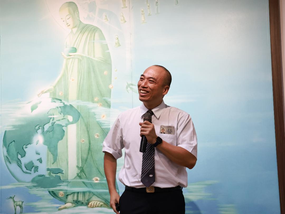 笑中带泪，是最真实的感动。黎小强轻描淡写地重提过去的伤痕，让现场在一阵阵笑声与沉默中，看见一颗渐渐柔软的心。 【摄影：杨裕明】