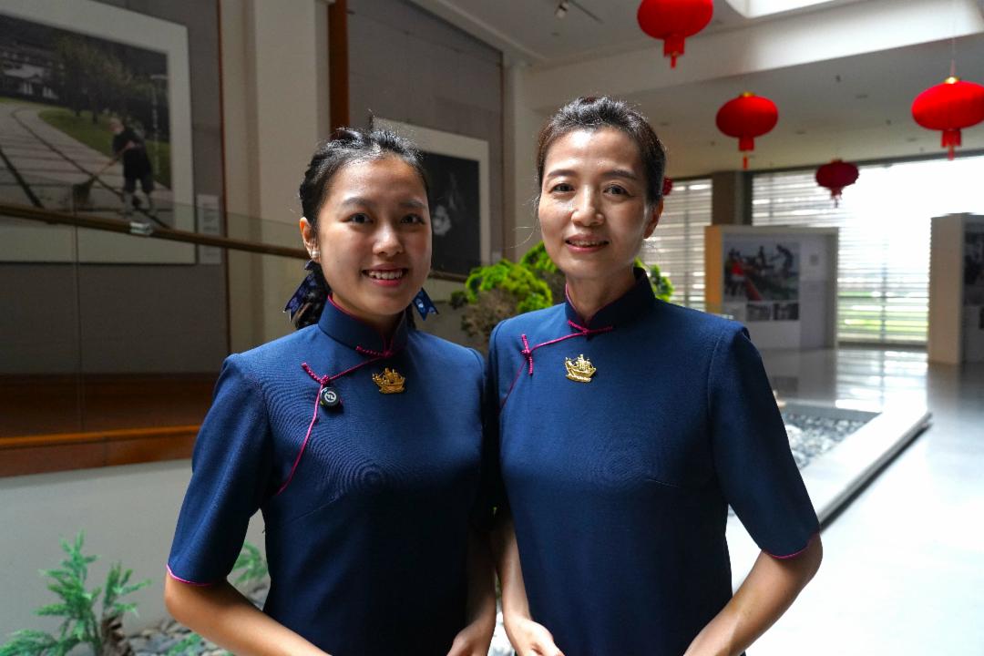 陆䔉育(右)与女儿蔡淑敏（左），母女同心，以经藏演绎弘法，不仅自利匪浅，也期许让佛法兴显，广弘大乘。【摄影：谢爱芬】