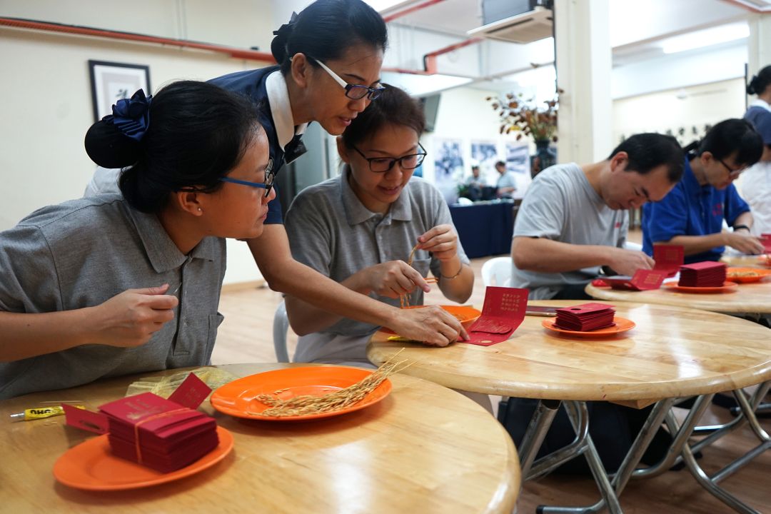 慈济雪隆社区志工广邀民众投入福慧红包的制作，启动岁末祝福的筹备工作。 【摄影：刘严心】