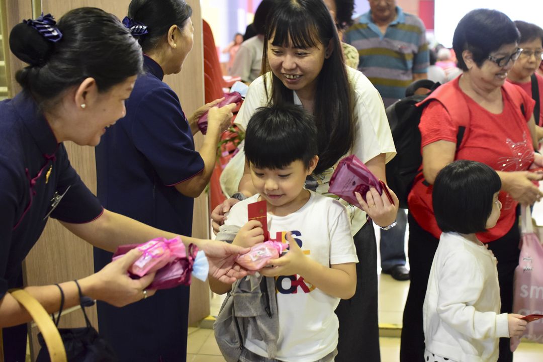 岁末祝福内场活动结束后，志工欢喜地分发福慧红包及福慧袋给会众。 【摄影：余逸明】