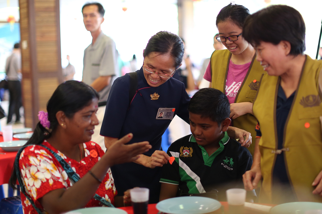 Teh Chew Khoon had served in Tzu Chi’s various missions for over a decade, and even continued to do so following her cancer diagnosis. [Photograph by Yong Siew Lee]