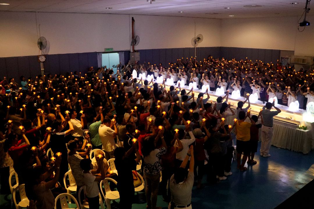 众人高举心灯，祈愿上达诸佛听，善念共振。 【摄影：罗宗进】