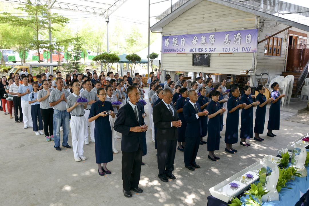 七百多位会众出席简单而庄严的浴佛典礼。【摄影：赖志祥】